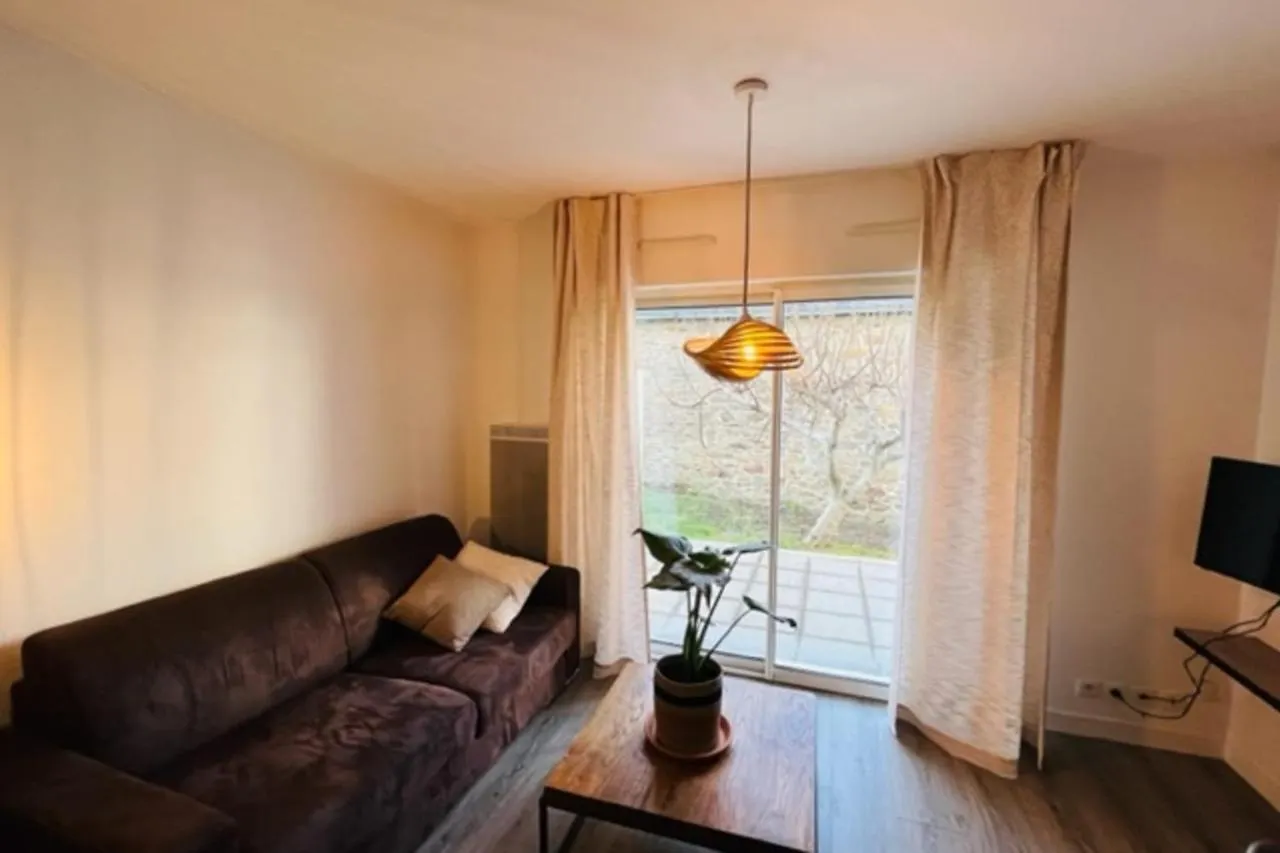 Spacious And Very Central Apartment With Garden Vannes France